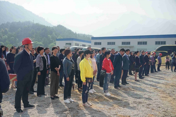 景寧畬族自治縣在鳳凰學(xué)校建設(shè)工程項(xiàng)目部舉行集中開工儀式